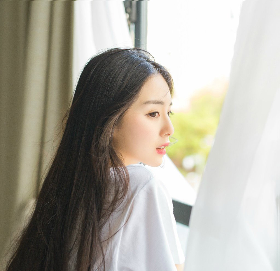 “拭目以待吧。”庞统微笑道，随后看向众人道：“却不知张任如今何在？”